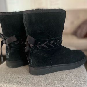 Classic lace short black uggs size 9